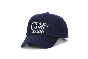 Détail de la casquette marine en coton avec broderie blanche 'CLASSIC AND BASIC'