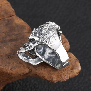 Bague tête de mort vintage pour homme avec gravure dragon sur socle en bois rustique