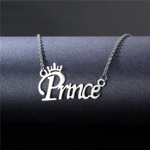 Collier Prince en acier inoxydable argenté avec pendentif couronne sur fond gris texturé