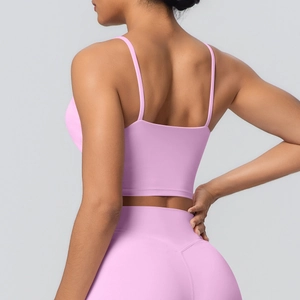 Vue latérale de l'ensemble de yoga rose avec legging taille haute et brassière de sport