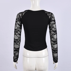 Detalle de top negro ajustado con elegantes mangas largas de encaje y diseño de espalda