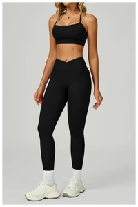 Détail du legging de yoga taille haute avec taille en V et poches latérales, noir