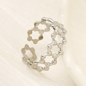 Bague ajustable en acier titane avec motif nid d'abeille ajouré en argent poli