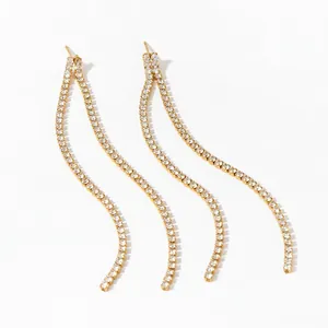 Pendientes largos dorados con borlas y cristales de circonita en diseño lineal elegante