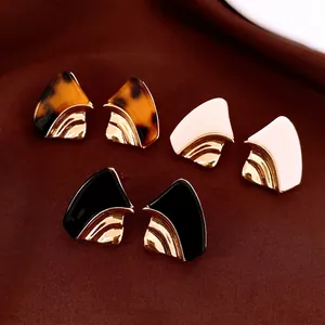 Trois paires de boucles d'oreilles géométriques vintage en résine coloris écaille, blanc et noir