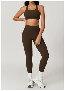 Completo yoga marrone scuro con reggiseno sportivo vogatore e leggings a vita alta