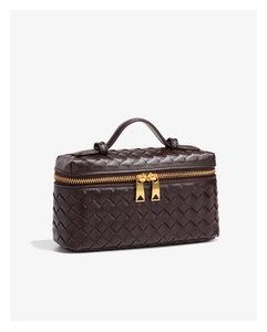 Dunkelbraune geflochtene Kosmetiktasche aus Leder mit Tragegriff und Metallreißverschluss.