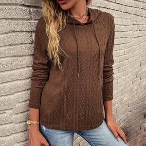 Dettaglio della felpa con cappuccio in maglia marrone scuro con trama a trecce