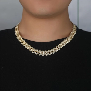 Vue détaillée de la chaîne cubaine plaquée or sertie de cristaux brillants pour homme