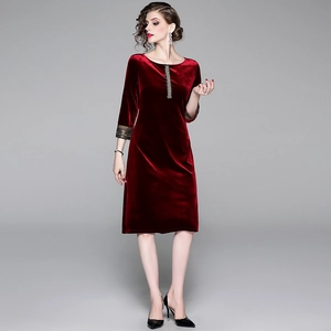 Abito longuette in velluto bordeaux aderente con polsini di paillettes e scollatura ricamata