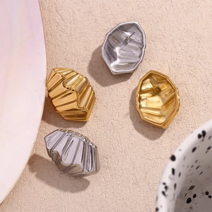 Boucles d'oreilles chic en acier plaqué or 18K et argent en forme de coquillage strié