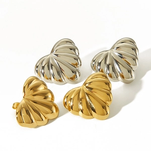 Textured heart-shaped titanium steel stud earrings in gold and silver mirror finish