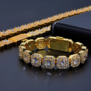 Gros plan détaillé d'une chaîne et d'un bracelet hip hop dorés avec oxydes de zirconium