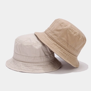 Chapeaux bob en coton lavé beige et kaki avec des détails de bordure renforcés