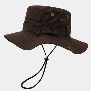 Détail chapeau de soleil marron à large bord avec évents et cordon réglable