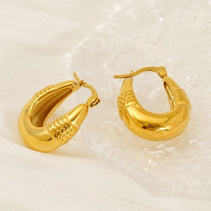 Boucles d'oreilles créoles géométriques en forme de U dorées avec texture tressée