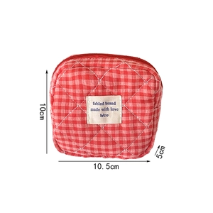 Dimensiones detalladas de la pequeña bolsa de almacenamiento a cuadros rojos para mujer