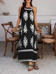Detailansicht des schwarzen Neckholder-Maxikleids mit weißem Boho-Print und Saumdekor