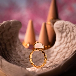 Gold titanium steel ring with pink natural stone and chain texture on wing tray