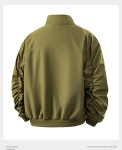 Rückansicht der armee-grünen Jacke mit gerafften Ärmeln und Rippbündchen