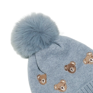 Détail de la broderie d'ours et de la texture tricotée du bonnet bleu-gris
