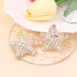 Vue détaillée de boucles d'oreilles étoile de mer avec strass colorés et perles blanches
