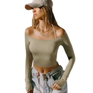 Eng anliegendes schulterfreies Langarm-Crop-Top in Olivgrün mit Neckholder-Details