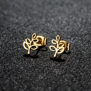 Orecchini a perno minimalisti a forma di ramo e foglia in oro lucido dal design naturale