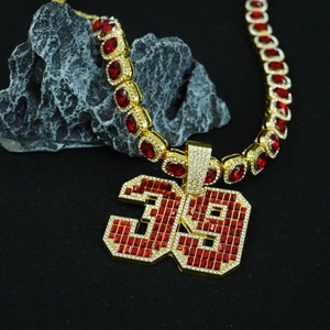 Collier hip hop plaqué or avec pendentif numéro 39, cristaux rouges et zircons