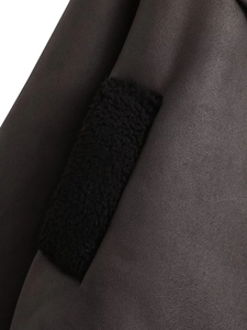 Détail macro du tissu en daim gris foncé et de la texture de fausse fourrure noire