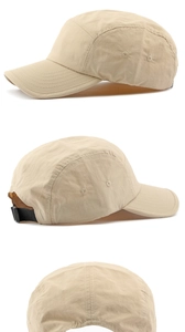 Dettagli del cappellino beige a 5 pannelli con fori di ventilazione e cinturino