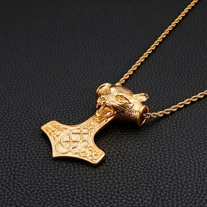 Vue macro du pendentif marteau à tête de loup viking avec relief de noeud celtique
