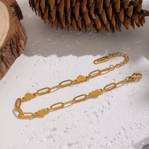 Detail of 18K gold heart paperclip bracelet with S.STEEL stamp and lobster clasp