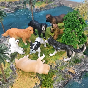 Set dettagliato di statuette realistiche di cani con Husky e Golden Retriever in natura