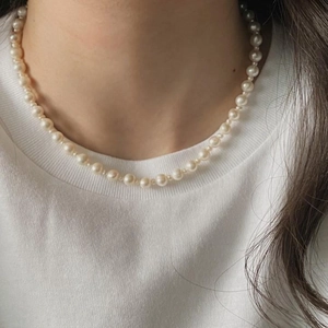 Elegant 925 sterling silver pearl necklace with gradient size beads on a model