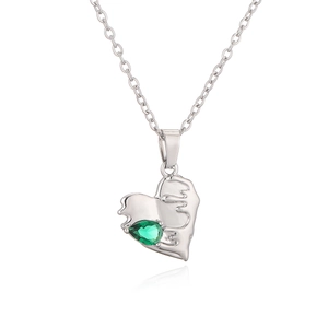 Collier cœur en argent avec zircon vert taille poire sur fond blanc éclatant
