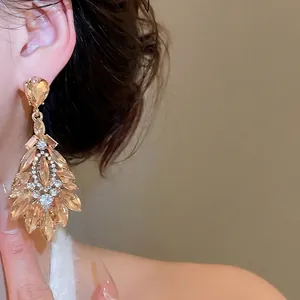 Boucles d'oreilles pendantes en cristal champagne avec détails en forme de goutte d'eau