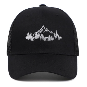 Gorra trucker negra de calidad con bordado de bosque de montaña y paneles de malla