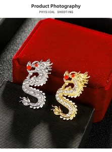 Détails des broches dragon dorées et argentées avec cristaux et touches rouges élégantes