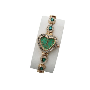 Montre quartz dorée en forme de cœur pour femme avec cadran vert et pierres précieuses