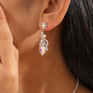 Gros plan de boucles d'oreilles cœur en argent avec cristaux portées par un mannequin