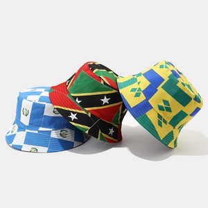 Tre cappelli alla pescatora reversibili con diversi motivi di bandiere nazionali e colori