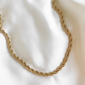 Détail de la chaîne torsadée en acier inoxydable plaqué or 18 carats avec texture
