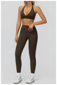 Dettaglio del set yoga marrone scuro con reggiseno sportivo allacciato al collo e leggings