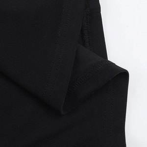 Vue macro détaillée montrant la texture en tricot fin et la couture pro de la robe noire