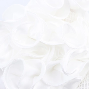 Haut court sexy blanc avec détails floraux 3D superposés et texture plissée