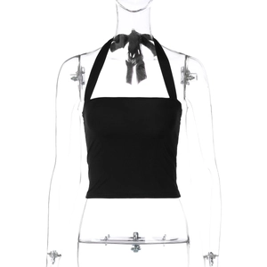Détail du design de laçage au dos d'un top tube noir à licou pour femmes à la mode
