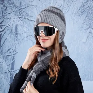 Set berretto in maglia e sciarpa invernale con paraorecchie e occhiali da sci outdoor