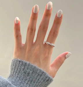 Close-up of minimalist S925 silver ring featuring a continuous interlaced heart pattern