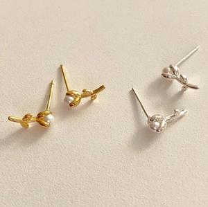 Vue détaillée des boucles d'oreilles perles en forme de feuilles dorées et argentées